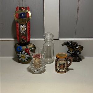 Lot of trinkets for shelf.